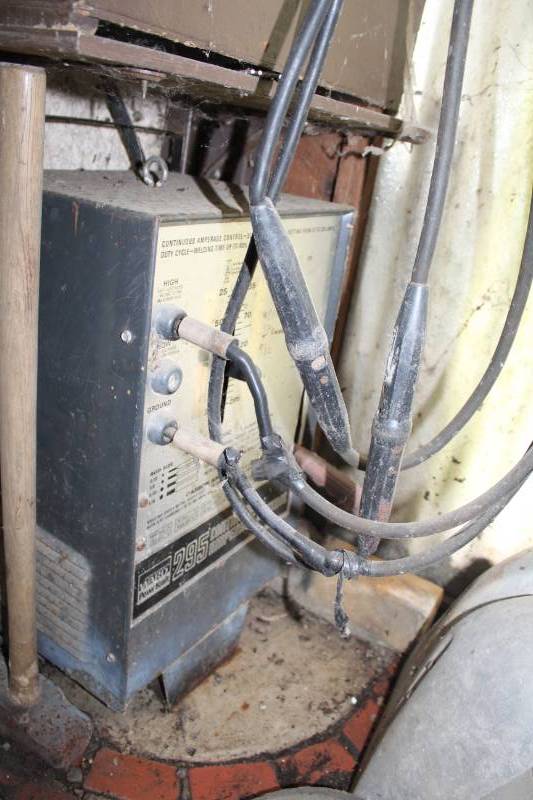 lot 253 image: Montgomery Ward Powr Kraft 295 Continuous Amp Carbin Arc Torch Welder
