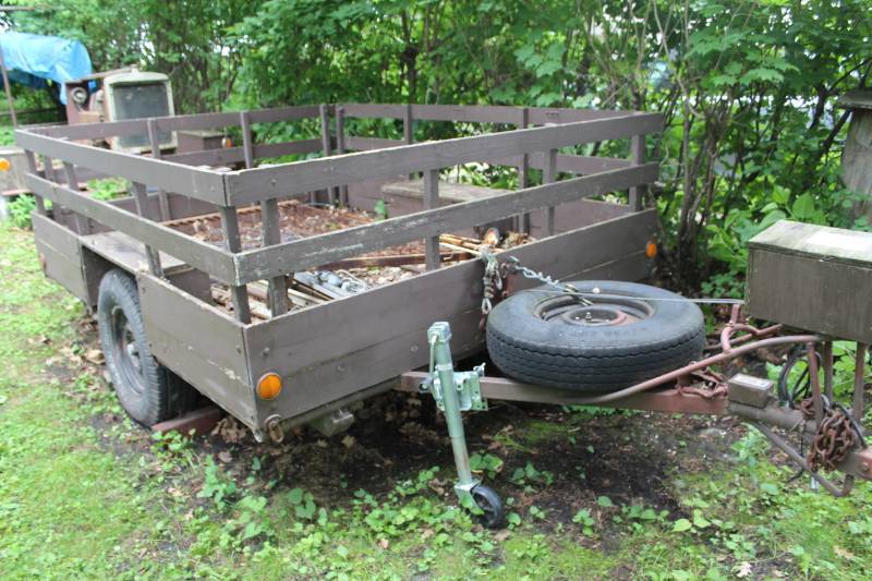lot 200 image: Single Axle Stake Bed Trailer