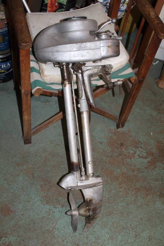 lot 258 image: Evinrude Outboard Boat Motor