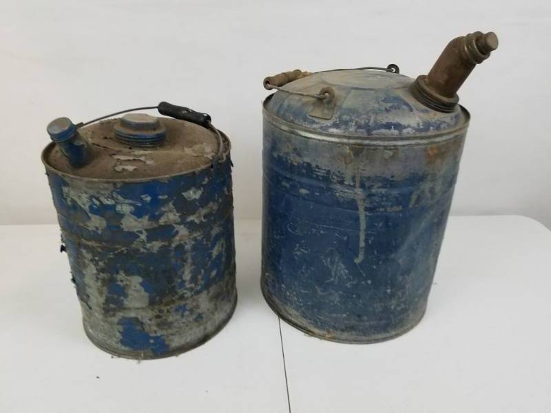 lot 21 image: Lot of 2 Vintage Blue Gas Cans