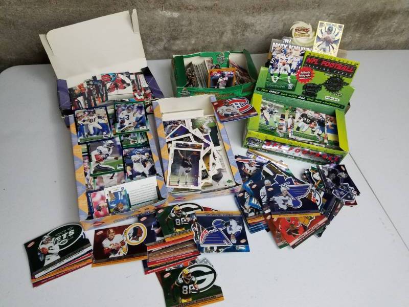 lot 36 image: Large lot of Football Baseball Hockey and Basket Ball Cards