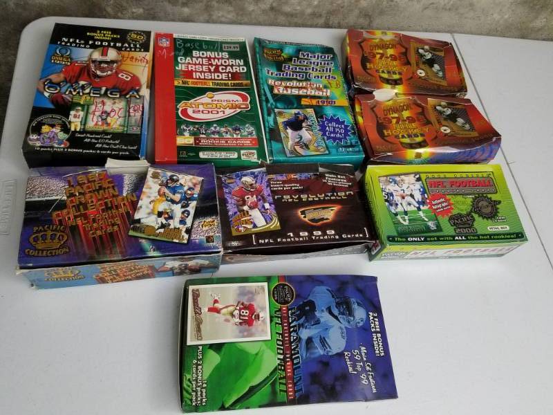 lot 37 image: Large lot of Football Baseball Hockey and Basket Ball Cards