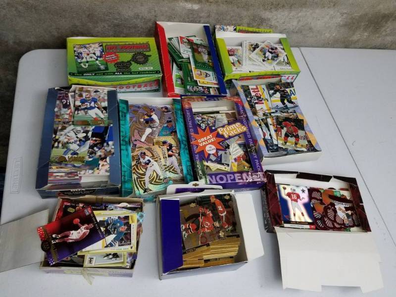 lot 39 image: Large lot of mixed Football Baseball Hockey and Basket Ball Cards