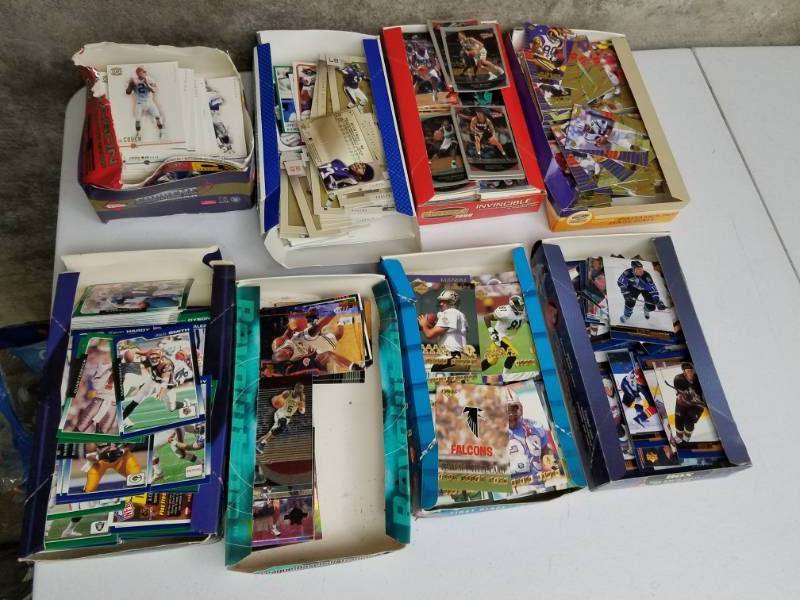 lot 40 image: Large lot of Football Baseball Hockey and Basket Ball Cards