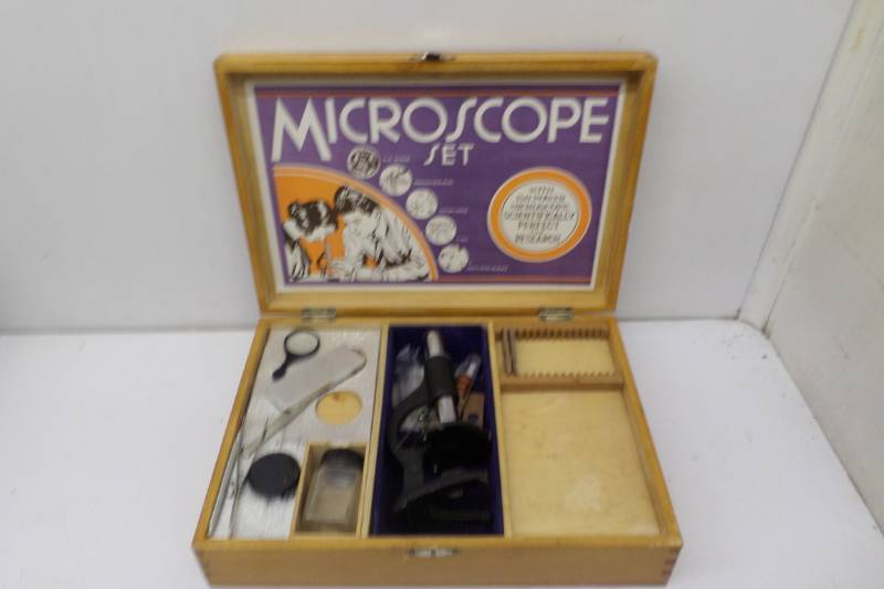 lot 71 image: Vintage Microscope Set