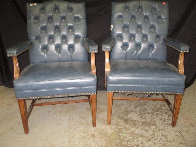 lot 2 image: 2 Nice Leather Like Office Chairs