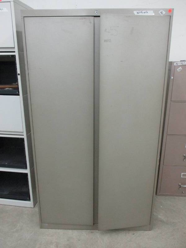 lot 4 image: Metal Cabinet with Adjustable Shelves