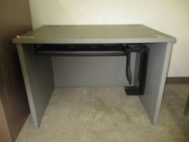 lot 6 image: Nice Little Office Desk