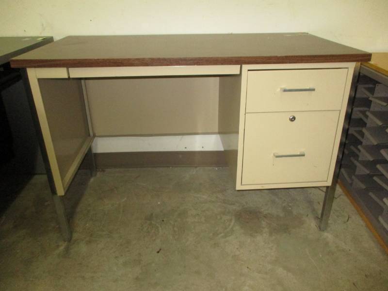 lot 7 image: Nice Little Office desk with file drawer and other drawers for storage