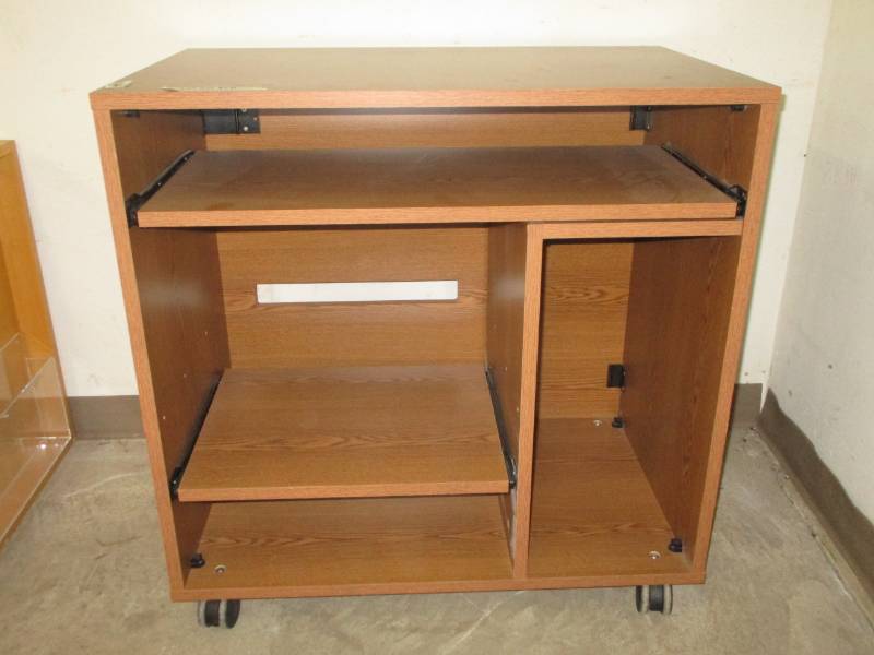 lot 9 image: Nice Little Desk On Wheels