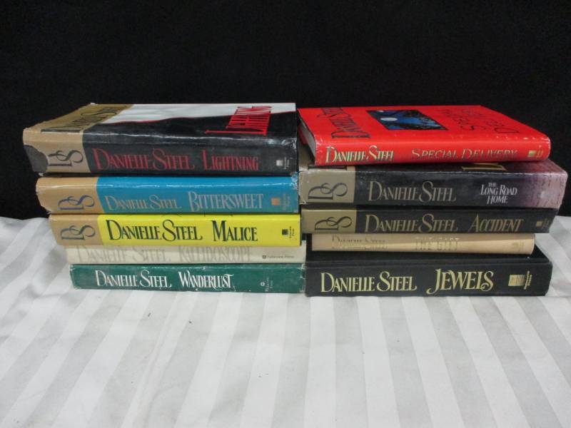 lot 52 image: Box of Hard Cover Daniel Steel Books