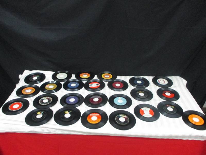 lot 59 image: 25ct of  45 Records