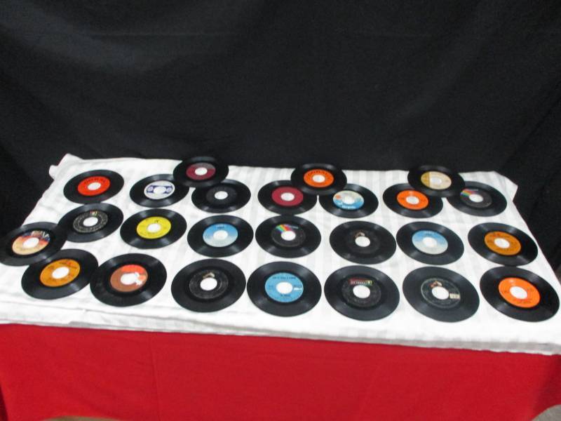 lot 64 image: 25ct of  45 Records