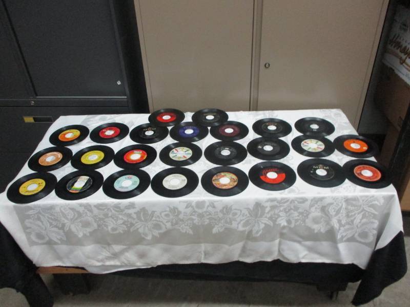 lot 82 image: 25ct of  45 Records