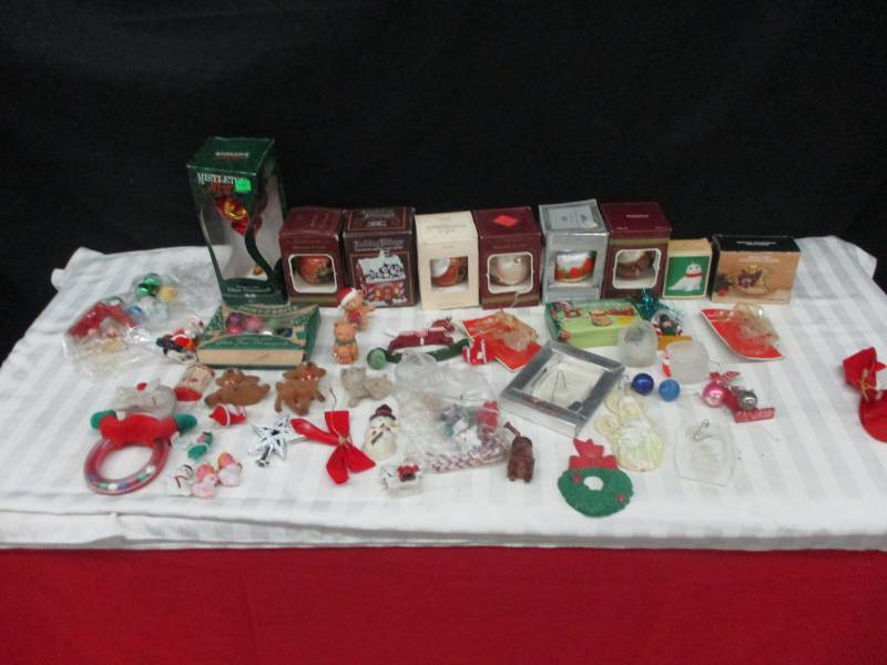 lot 85 image: Misc Christmas Items