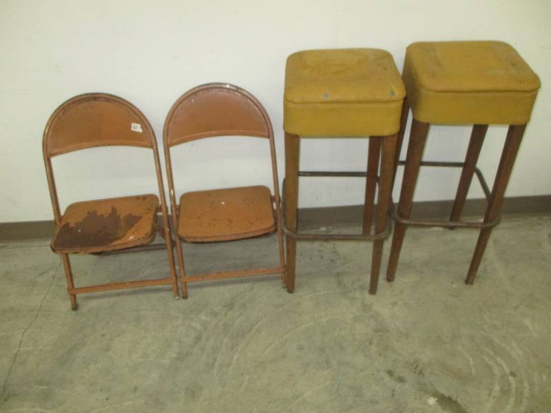 lot 105 image: 2 Stools and 2 Kids Folding Chairs