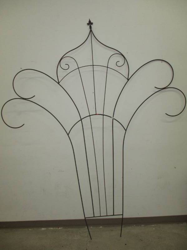lot 129 image: HUGE Trellis 99 x 83