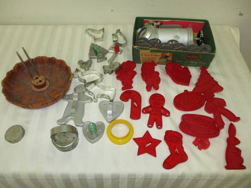 lot 134 image: Cookie Cutters and Spritz Maker