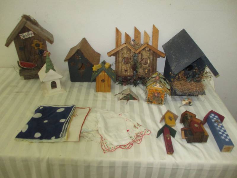 lot 138 image: Bird Houses and Dcor