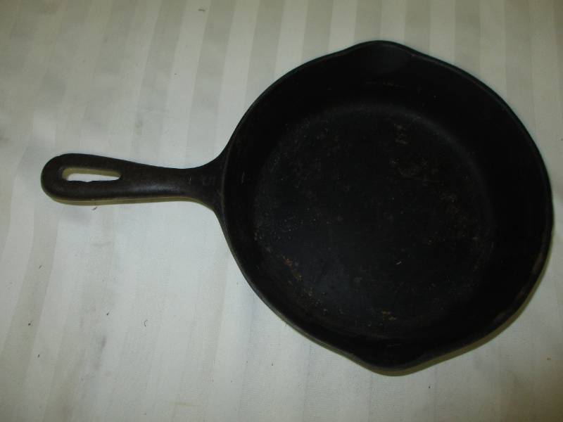 lot 142 image: Cast Iron Fry Pan # 5 8  Skillet