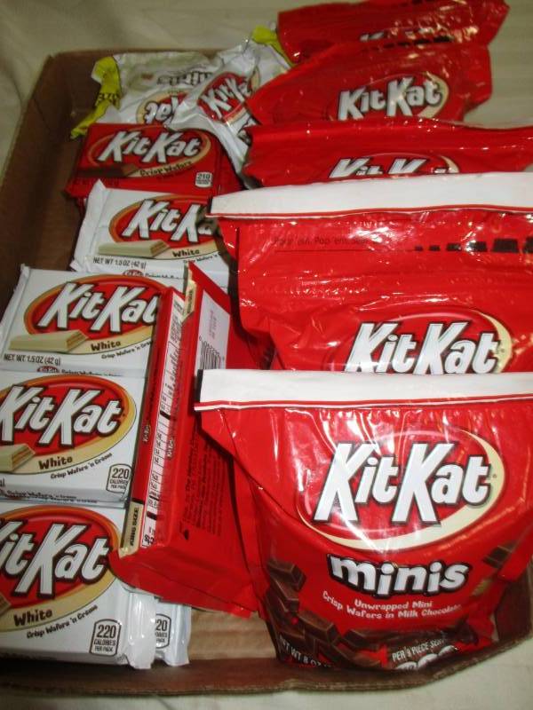 lot 163 image: 39 Kitkat bags candybars