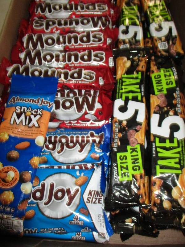 lot 164 image: 46 Variety of candy bars, take 5, mounds, almond Joy