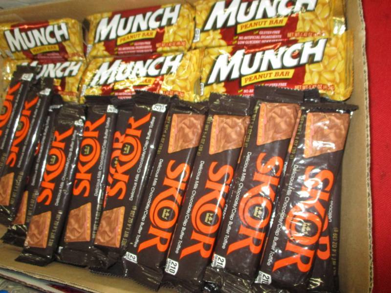 lot 180 image: 72 Skor and Munch bars