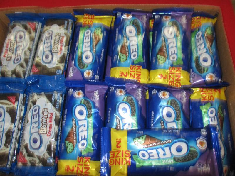 lot 200 image: 37 Oreos