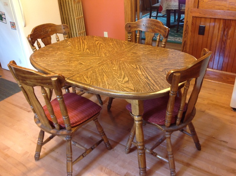 lot 2 image: Dining Table & 6 Chairs