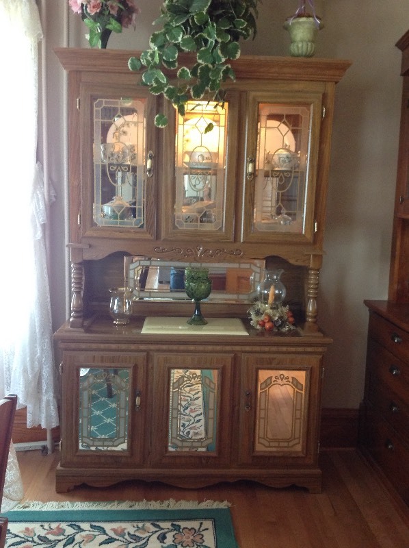 lot 3 image: Lighted Buffet