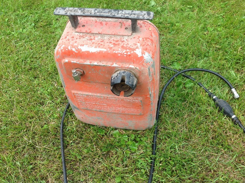 lot 26 image: Chrysler Tote Tank Boat Motor Tank & Fuel Line