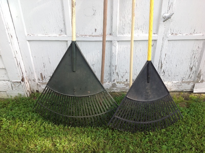 lot 28 image: Rakes & Garden Hoes