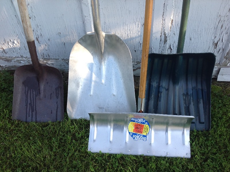 lot 31 image: Shovels