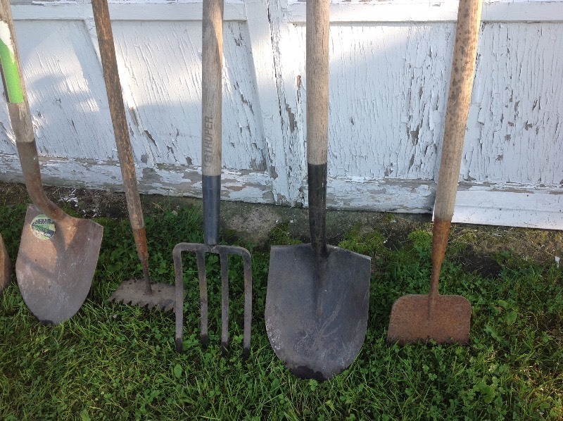 lot 32 image: Yard Tools