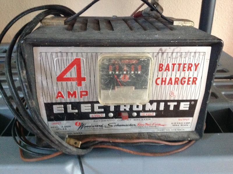 lot 39 image: 4 Amp Battery Charger