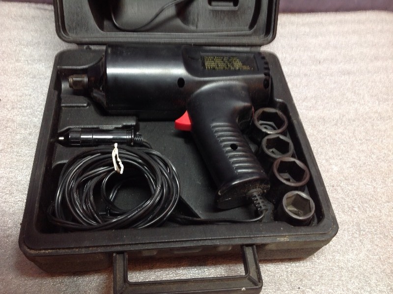 lot 49 image: 12 Volt Drill Kit