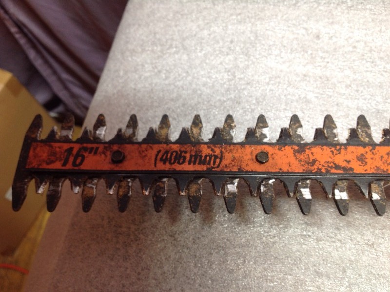 lot 51 image: Black & Decker 16 Electric Hedge Trimmer
