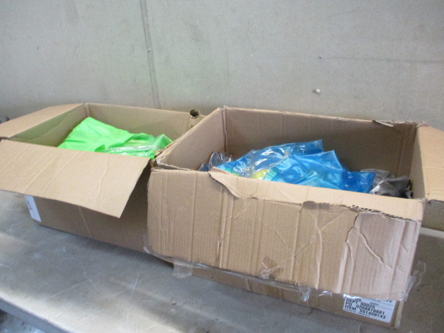 lot 14 image: Pool inflatibles