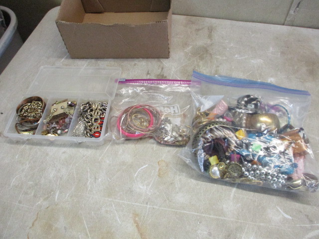lot 15 image: Jewelry