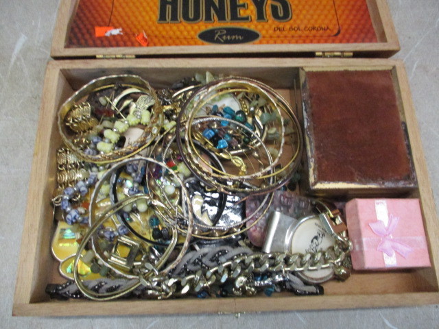 lot 16 image: Jewelry