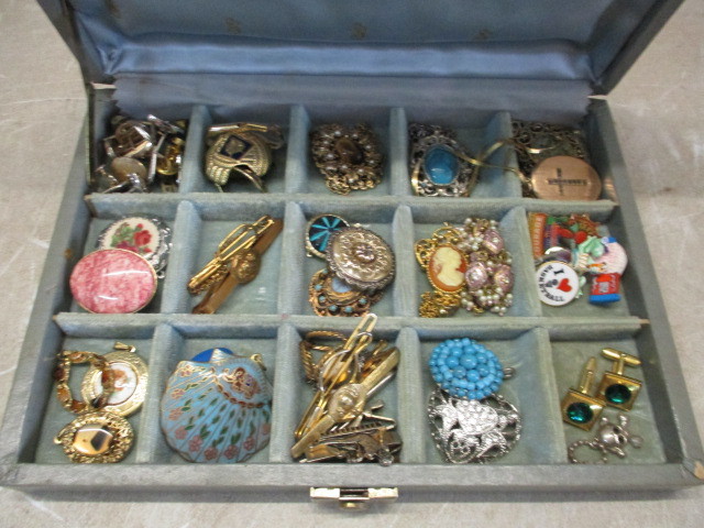 lot 17 image: Jewelry