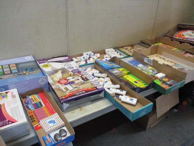 lot 23 image: Craft Supplies