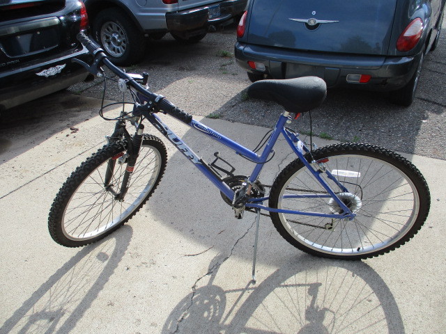 lot 42 image: Like New Huffy Bike