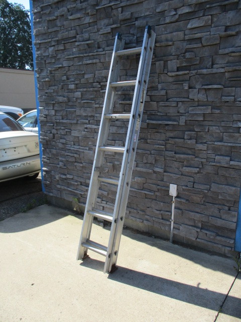 lot 120 image: Extension ladder