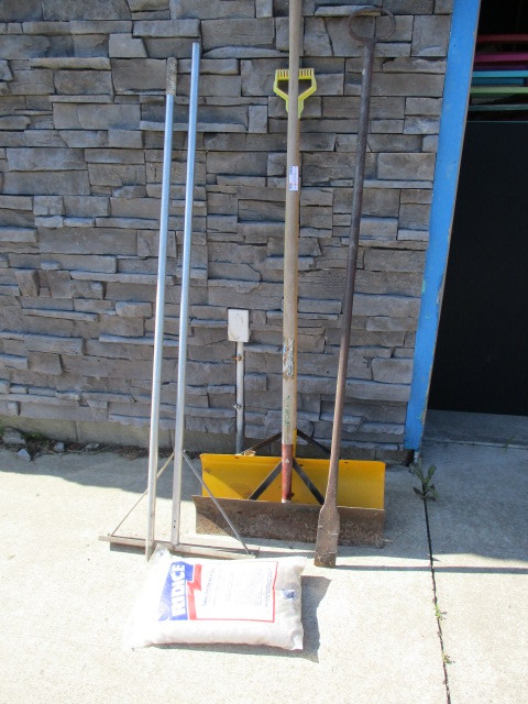 lot 128 image: Shovelsroof rakeice melt