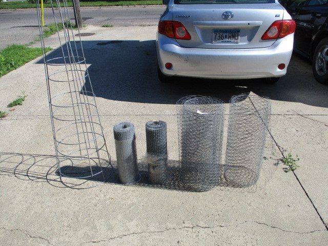 lot 129 image: Garden Fencing and tomato cages