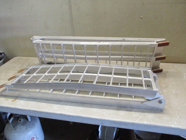 lot 141 image: Folding loading ramps