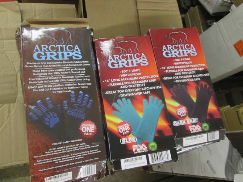 lot 8 image: 6 pr Arctica Grips Heat Protection ...