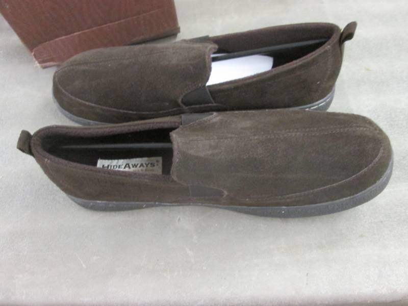 lot 24 image: Size 13 M HideAways NIB...