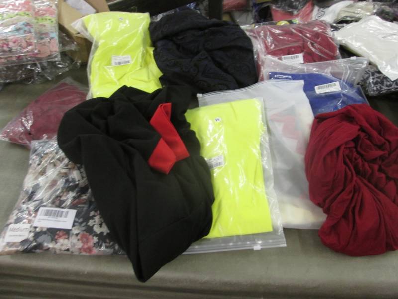 lot 40 image: 10 Assorted Ladies Dresses in varyi...